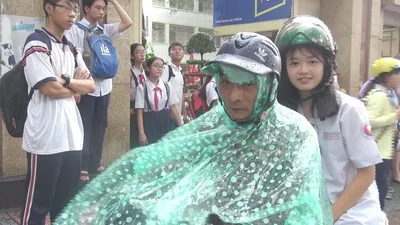 Mưa to, thí sinh, phụ huynh 'đội mưa' về nhà
