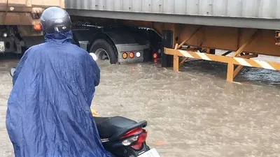 Người dân TP.HCM bì bõm về nhà sau trận mưa lớn
