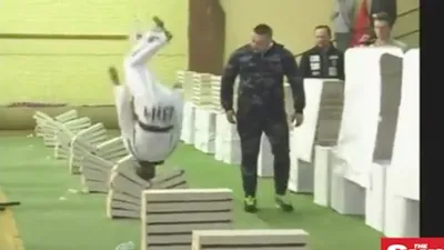 Dùng đầu đập vỡ 111 khối bê tông trong vòng 35 giây