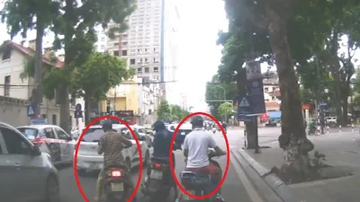 Cô gái bị 4 xe máy dàn cảnh cướp túi xách giữa phố