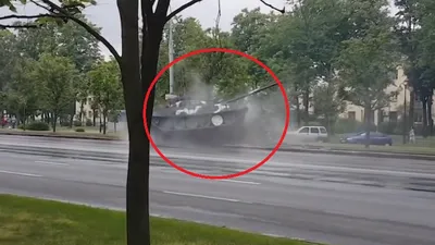 Xe tăng chạy tốc độ cao suýt lật sau cú đâm cột điện