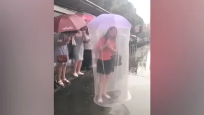 Chiếc ô kỳ dị khiến cô gái nổi bật giữa đám đông