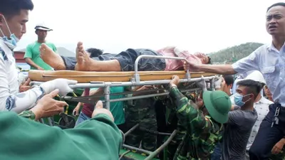 Video: Đưa thuyền viên đầu tiên trên tàu chìm vào bờ