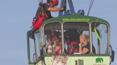 Giải cứu 100 người mắc kẹt trong cáp treo