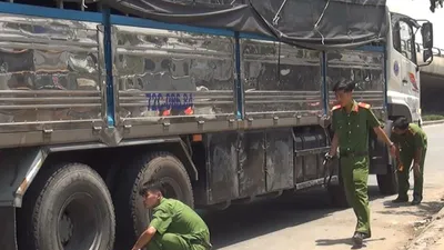 Va chạm với xe tải, người phụ nữ bị cán tử vong