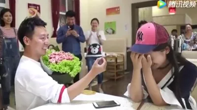 Cầu hôn hoa thịt bò, chàng trai khiến bạn gái câm nín