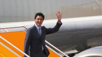 Clip: Thủ tướng Canada rạng rỡ bước xuống chuyên cơ