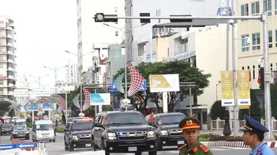 Clip:Đoàn xe chở Tổng thống Mỹ Donald Trump rời Đà Nẵng