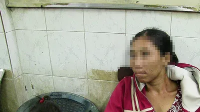 Người mẹ bế con đi ăn xin, chích ma túy khai gì?