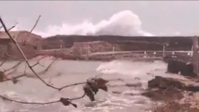 Sóng biển và gió đang giật dữ dội tại huyện đảo Phú Quý