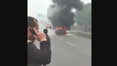 Ô tô bốc cháy dữ dội trên cao tốc Thái Nguyên - Hà Nội