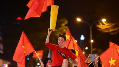 Mr.Đàm, Phương Thanh ăn mừng chiến thắng của U23 VN