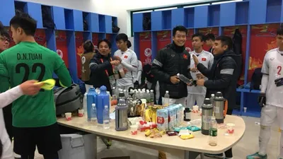 Cầu thủ U23 Việt Nam ăn mừng trong phòng thay đồ