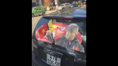 Dán ảnh HLV Park Hang-seo lên ô tô để cổ vũ U-23 VN