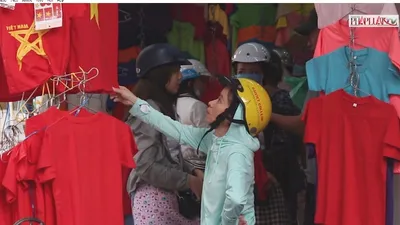 Áo thun ‘cháy hàng’ trước trận đấu của U-23 Việt Nam