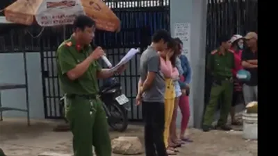 Clip: Công an bêu danh người bán dâm giữa phố