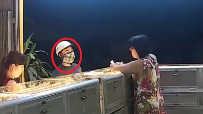 Camera ghi lại toàn bộ vụ cướp tiệm vàng tại Bình Dương