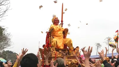 Xòe tay hứng lộc 'Vua ban' tại lễ hội đền Sái