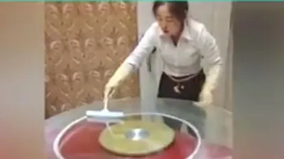 Khi nhân viên xem việc lau dọn bàn là... nghệ thuật