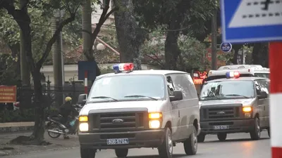 Clip: Đoàn xe chở ông Thăng cùng đồng phạm đến tòa