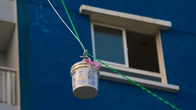 Cư dân Carina chế ròng rọc chuyển đồ từ trên cao xuống