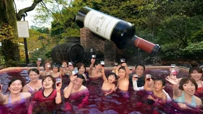 Bể bơi cho du khách tắm trong vang đỏ, trà xanh