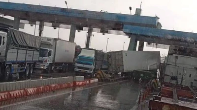 Thùng hàng của xe container bị rơi xuống