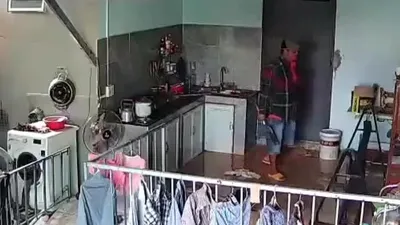 Nhóm côn đồ kéo đến đập phá tài sản nhà cụ bà 83 tuổi ở Long An 