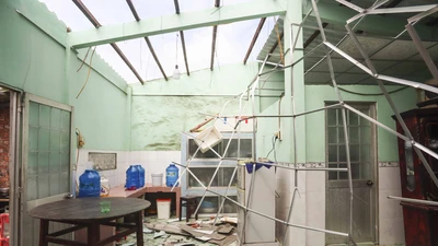 Mưa lớn, kèm theo lốc xoáy làm tốc mái 137 căn nhà ở Long An