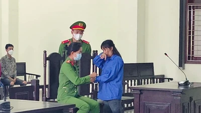 Đâm chết đồng nghiệp, nữ tiếp viên quán karaoke lãnh 8 năm tù 