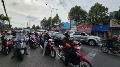 Người dân ùn ùn trở lại TPHCM sau kỳ nghỉ Tết Dương lịch