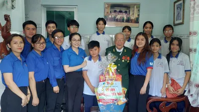 Thế hệ trẻ TP Tân An thăm cựu chiến binh chiến dịch Điện Biên Phủ