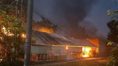 Cháy cục sạc điện thoại dự phòng gây hỏa hoạn tại xưởng gỗ ở Tây Ninh