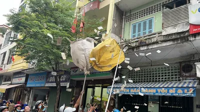 TP.HCM: Biển người tranh nhau giựt "giật cô hồn" rằm tháng 7 