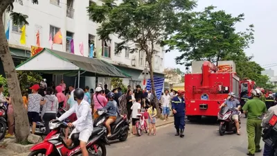 Cháy cầu thang thoát hiểm chung cư, nhiều người tháo chạy