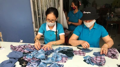 Bộ đội và phụ nữ phường xuyên đêm may khẩu trang tặng dân