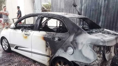 Ô tô cháy rụi nghi do đốt vàng mã gây ra