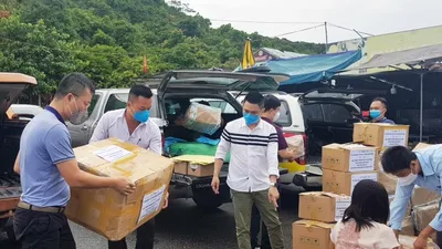 Từ Hà Nội vào Đà Nẵng tặng khẩu trang cho phóng viên