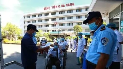 Bệnh viện C dỡ lệnh phong tỏa, bệnh nhân hớn hở về nhà