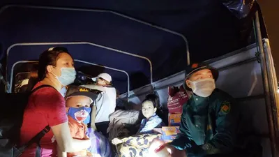 Đà Nẵng: Trắng đêm dầm mưa đưa dân đi sơ tán để tránh bão