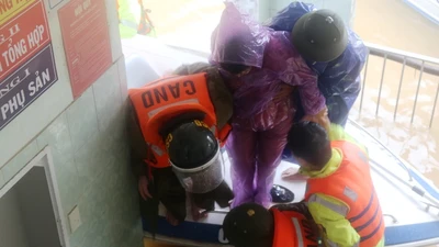 Công an Quảng Bình chở thai phụ mắc kẹt trong lũ đi sinh