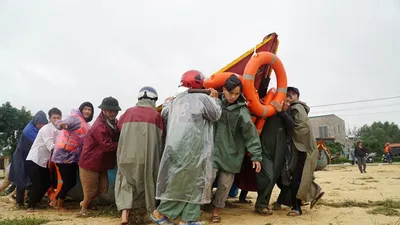 Ngư dân đưa thuyền đi biển vào vùng lụt cứu dân