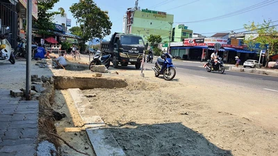 Đà Nẵng: Dân bức xúc vì đào vỉa hè xong… để đó