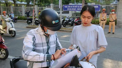 Đà Nẵng: 3 thí sinh bị tai nạn được cho thi riêng, cán bộ ghi bài giúp