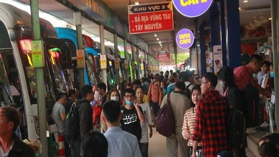 Người dân ăn, ngủ tại Bến xe Miền Đông chờ mua vé