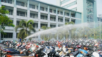 Trường Đại học Công nghiệp TP.HCM phun nước làm mát xe cho sinh viên