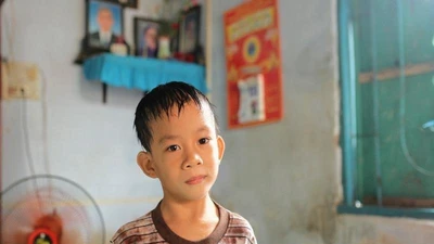 Gặp lại bé Phi Long trong bức ảnh 'Nụ hôn vĩnh biệt' 