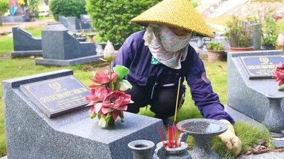 Chuyện về bà Hanh - người 17 năm chăm sóc những ngôi mộ ‘vô danh’ 