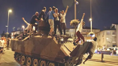 Đảo chính Thổ Nhĩ Kỳ: Cục diện chưa rõ, máy bay phe đảo chính bị bắn rơi