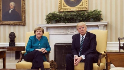 Ông Trump gượng gạo từ chối bắt tay bà Merkel